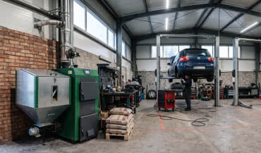 Ogrzewanie warsztatu i pawilonu. Jaki kocioł na biomasę wybrać, by obniżyć koszty?